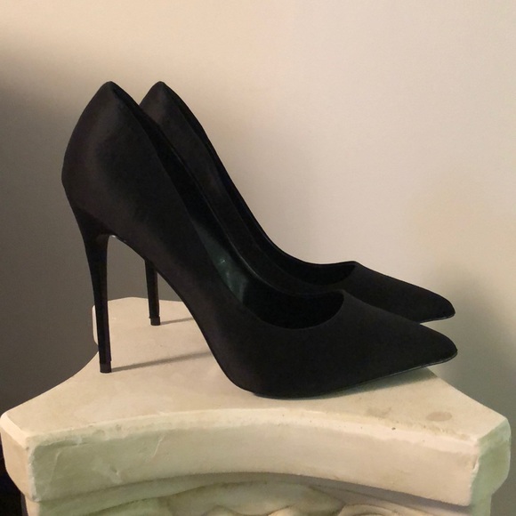 Satin closed toe pumps size 9 - Picture 2 of 3